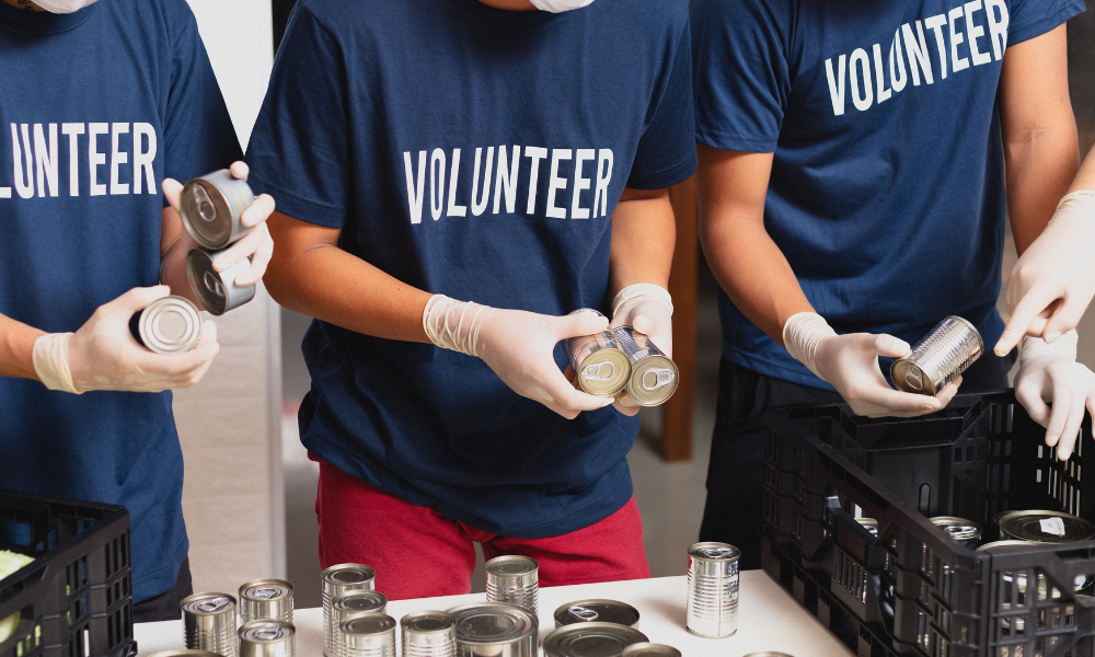 What Is Vto? 4 Important Benefits 2 Volunteers at a canned food drive, sorting cans.