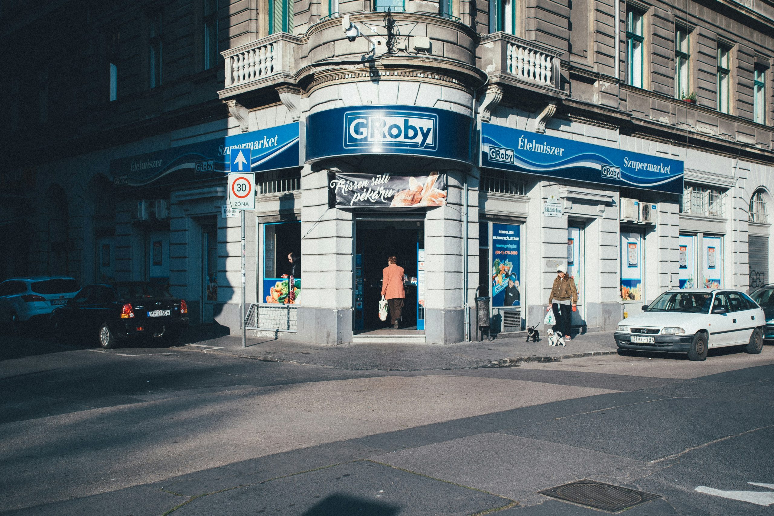 Easy Employee Hour Tracking For Corner Shops