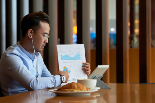 Restaurants Adopt AI Forecasting to Improve Scheduling