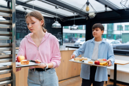 How Dining Chains Balance Staff & Customer Experience